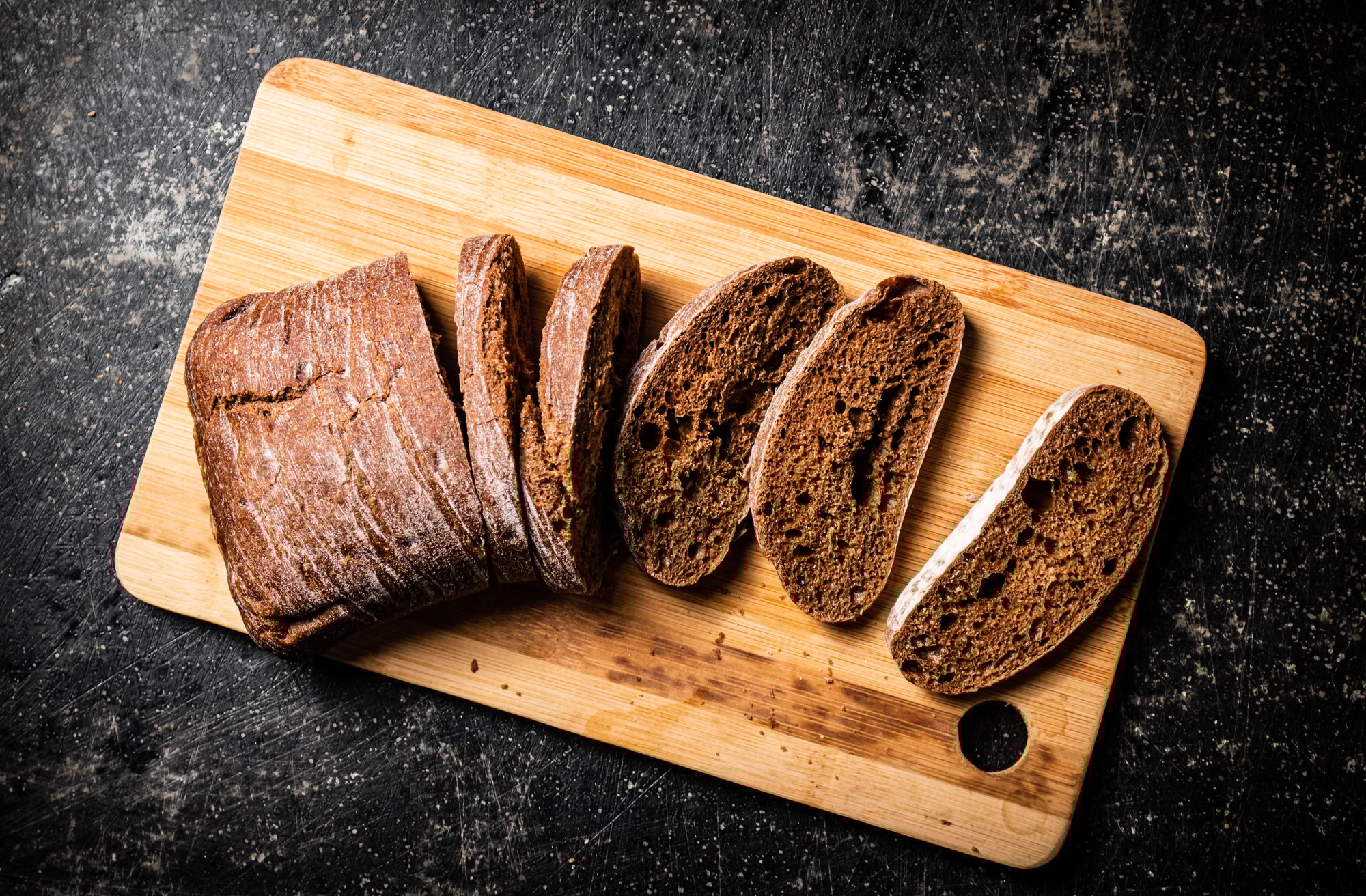 Sliced rye bread on a cutting board.